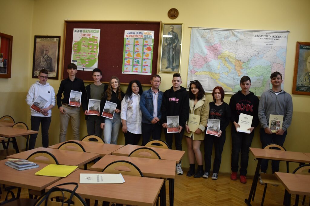 Zdjęcie przedstawia grupę uczniów nagrodzonych w konkursie z nauczycielami.