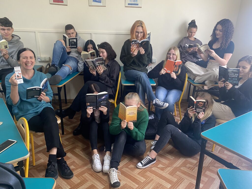 Zdjęcie przedstawia grupę uczniów czytających książki
