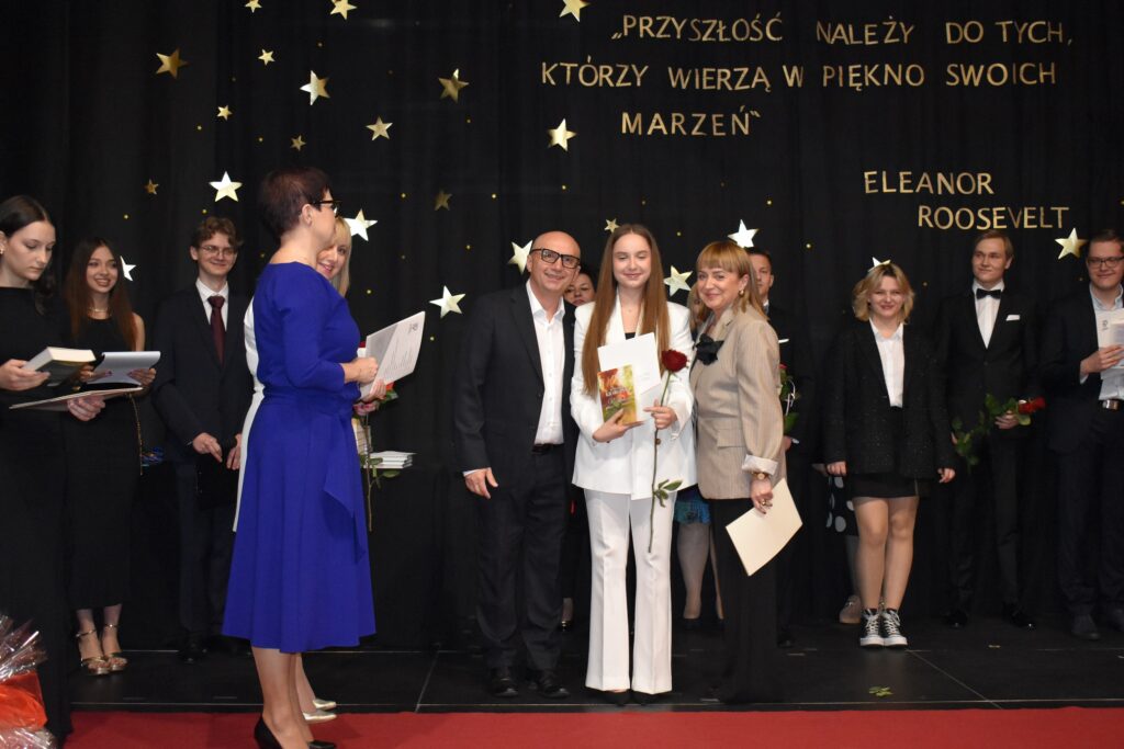 zdjęcie przedstawia grupę osób
