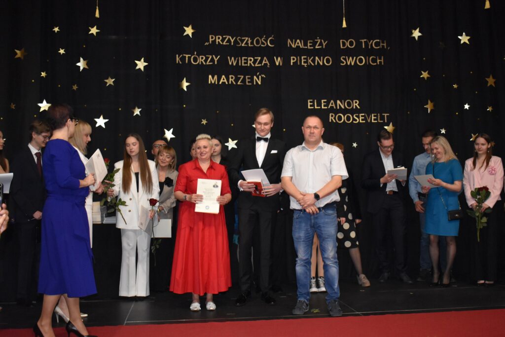 zdjęcie przedstawia grupę osób