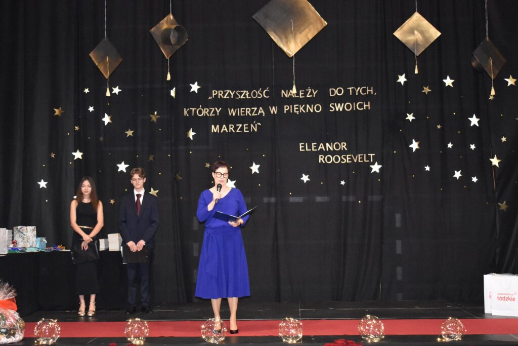 zdjęcie przedstawia grupę osób