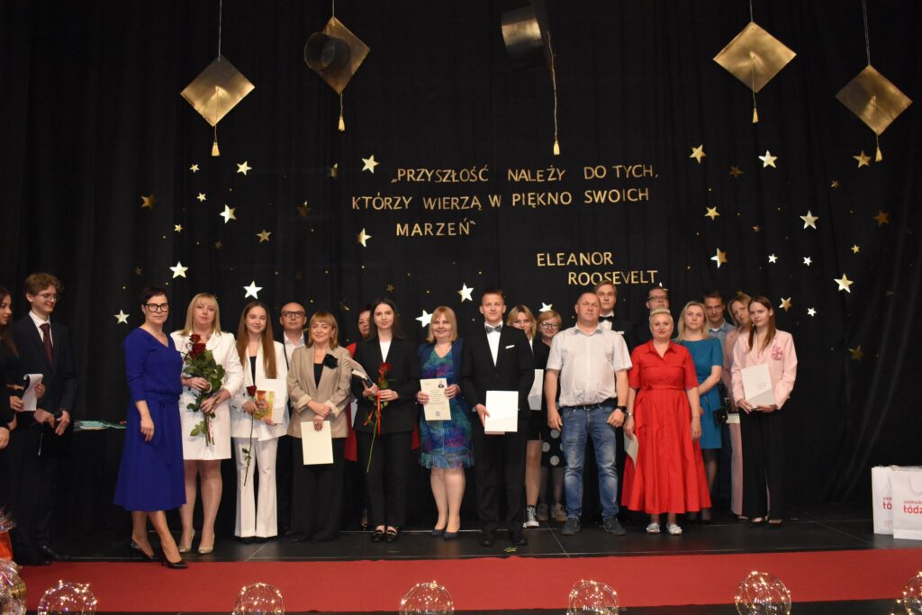 zdjęcie przedstawia grupę osób