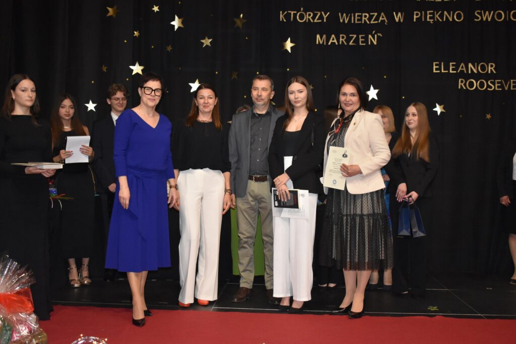 zdjęcie przedstawia grupę osób