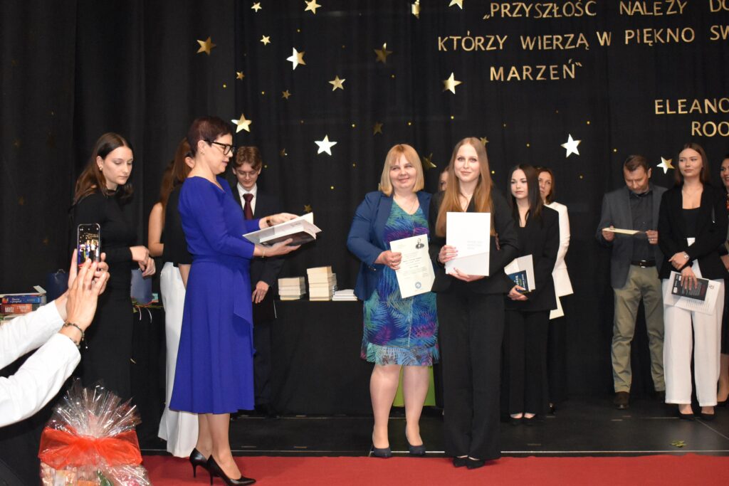 zdjęcie przedstawia grupę osób