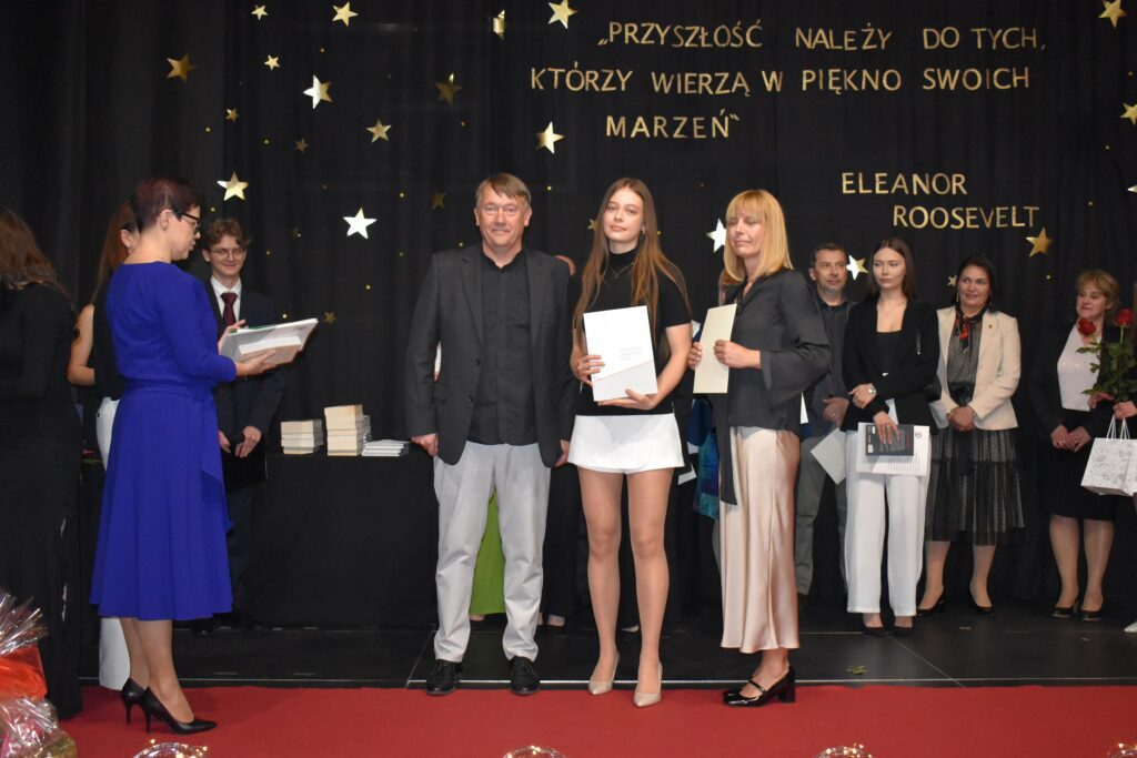 zdjęcie przedstawia grupę osób
