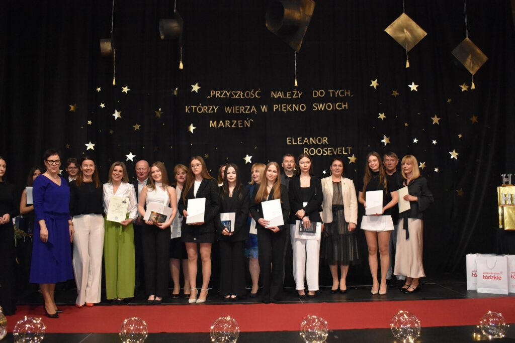 zdjęcie przedstawia grupę osób