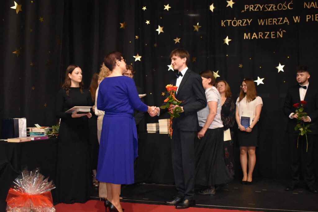 zdjęcie przedstawia grupę osób