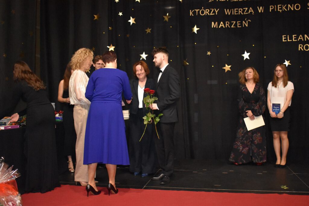 zdjęcie przedstawia grupę osób