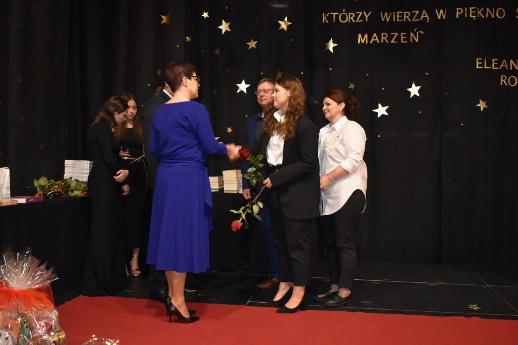 zdjęcie przedstawia grupę osób