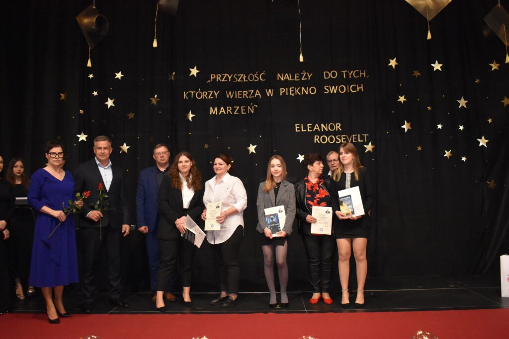 zdjęcie przedstawia grupę osób