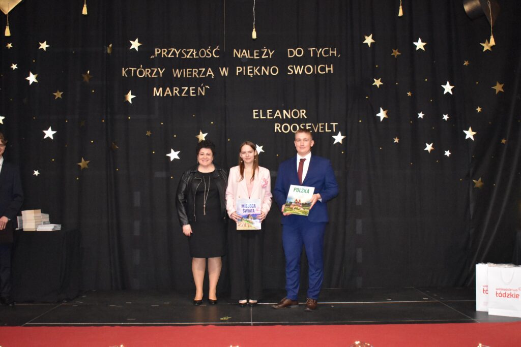 zdjęcie przedstawia grupę osób