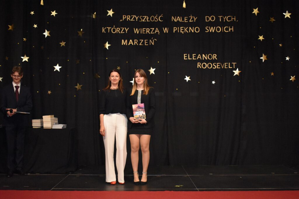 zdjęcie przedstawia grupę osób