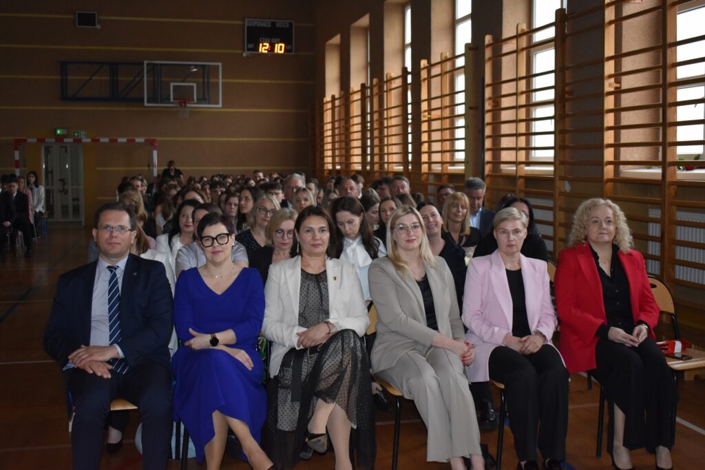 zdjęcie przedstawia grupę osób