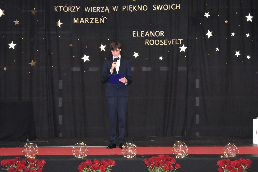 zdjęcie przedstawia grupę osób