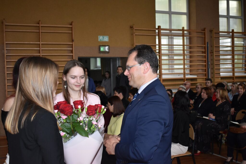 zdjęcie przedstawia grupę osób
