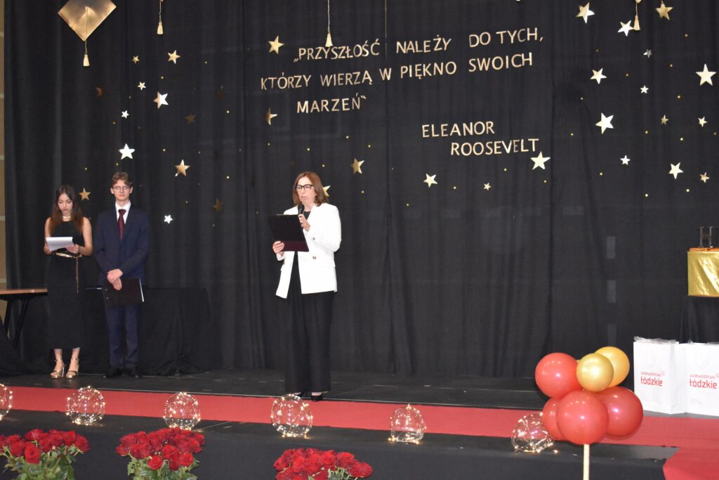 zdjęcie przedstawia grupę osób