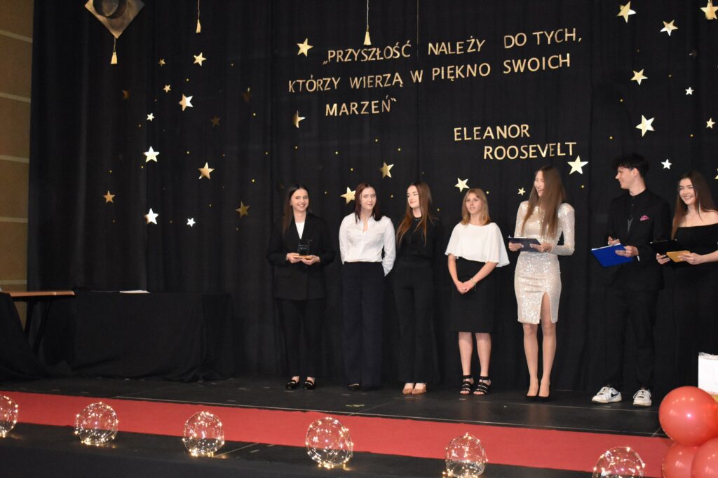 zdjęcie przedstawia grupę osób