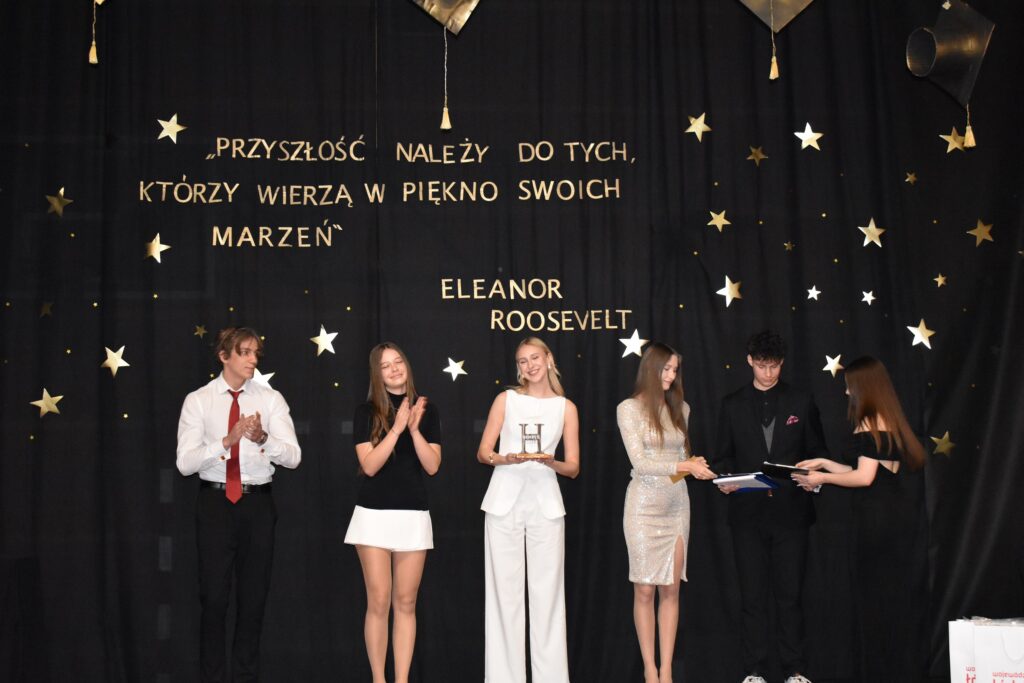 zdjęcie przedstawia grupę osób