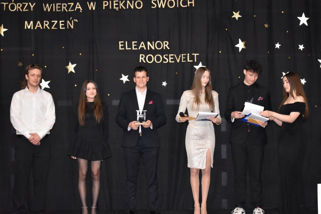 zdjęcie przedstawia grupę osób
