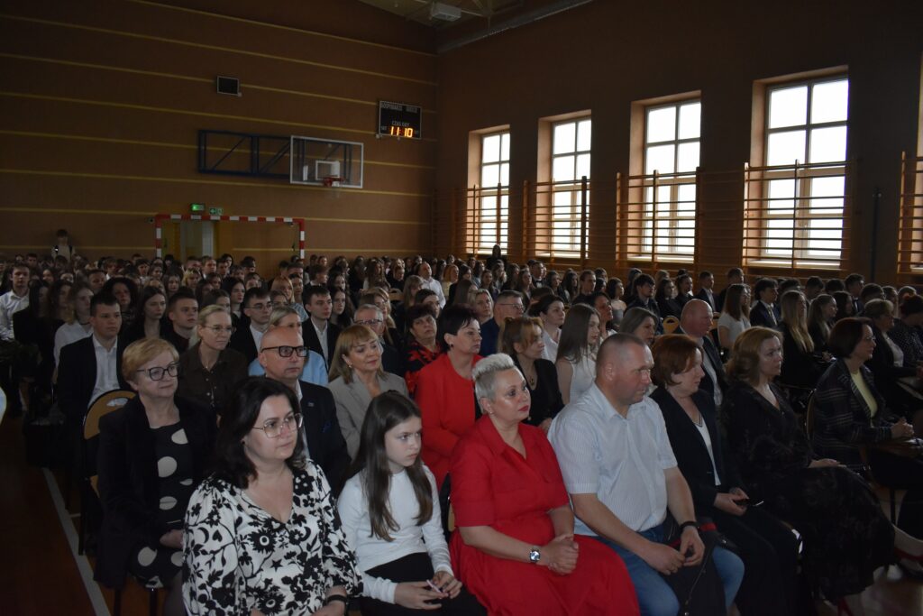 zdjęcie przedstawia grupę osób