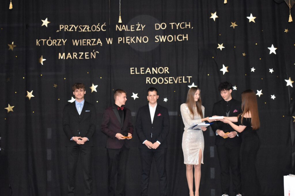 zdjęcie przedstawia grupę osób
