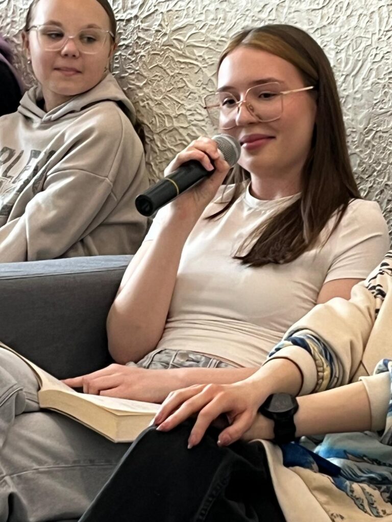 zdjęcie przedstawia grupę osób