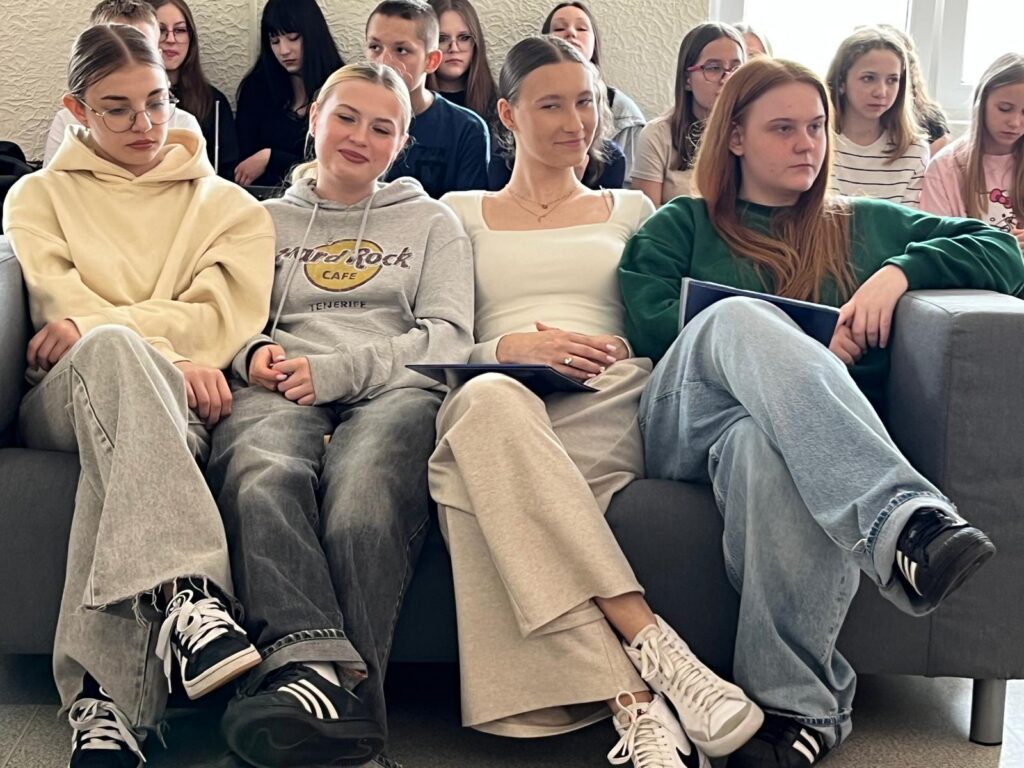 zdjęcie przedstawia grupę osób
