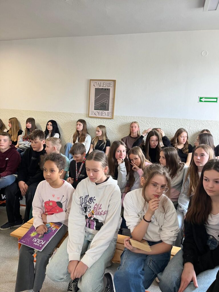 zdjęcie przedstawia grupę osób