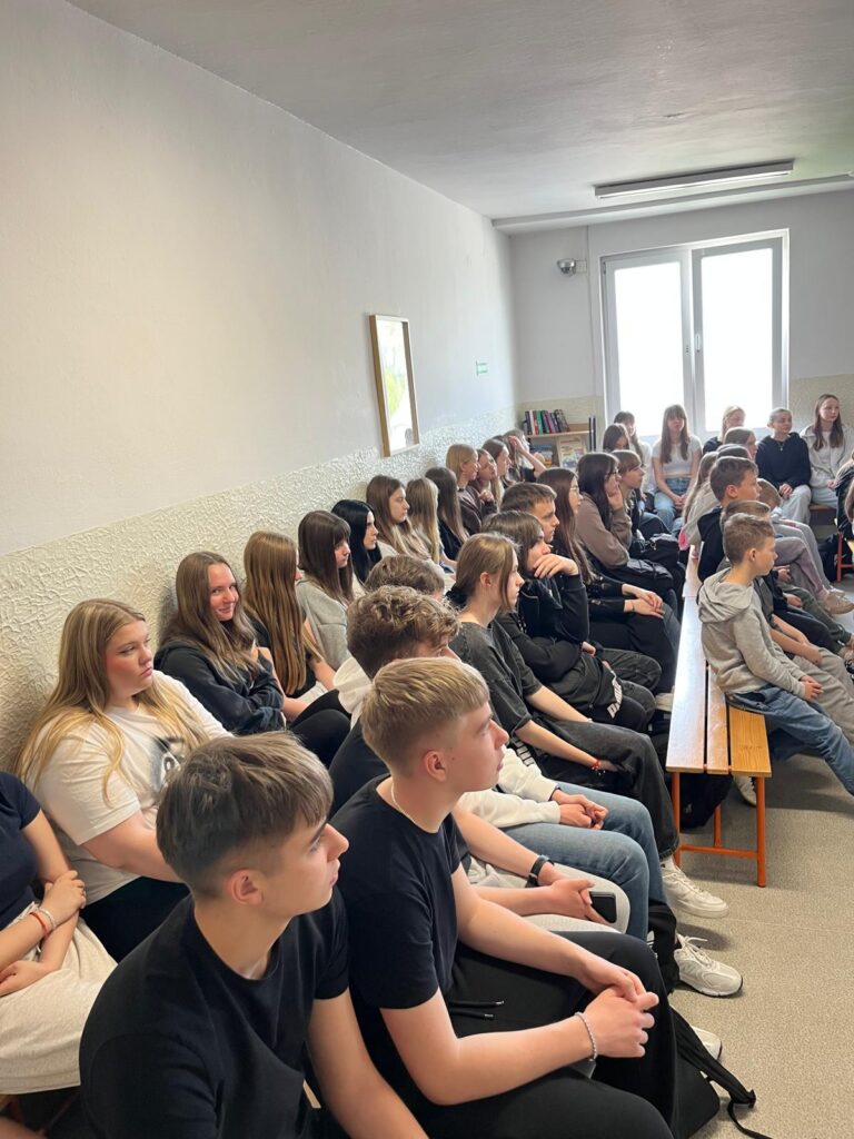zdjęcie przedstawia grupę osób