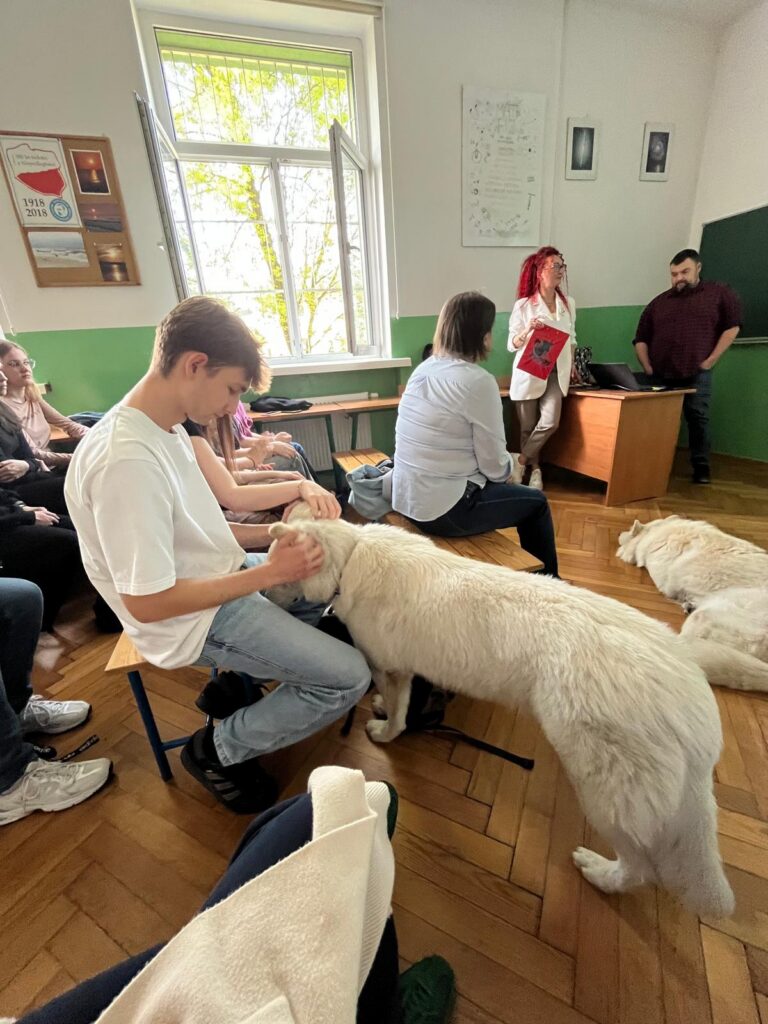 zdjęcie przedstawia grupę osób