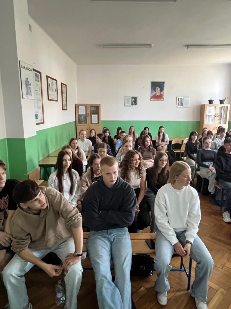 zdjęcie przedstawia grupę osób
