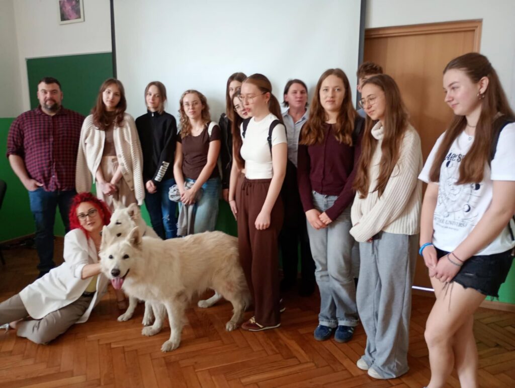 zdjęcie przedstawia grupę osób
