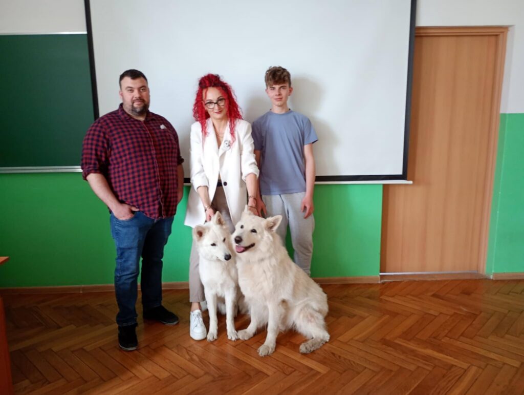 zdjęcie przedstawia grupę osób