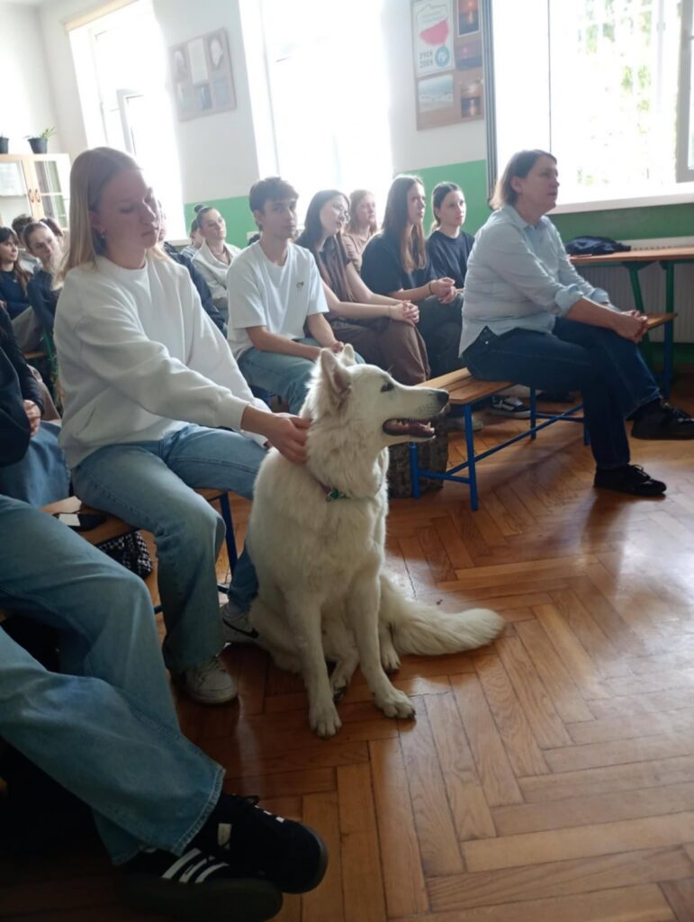 zdjęcie przedstawia grupę osób