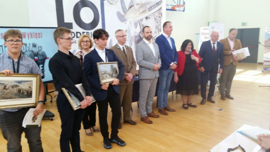 zdjęcie przedstawia grupę osób