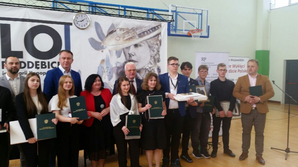 zdjęcie przedstawia grupę osób
