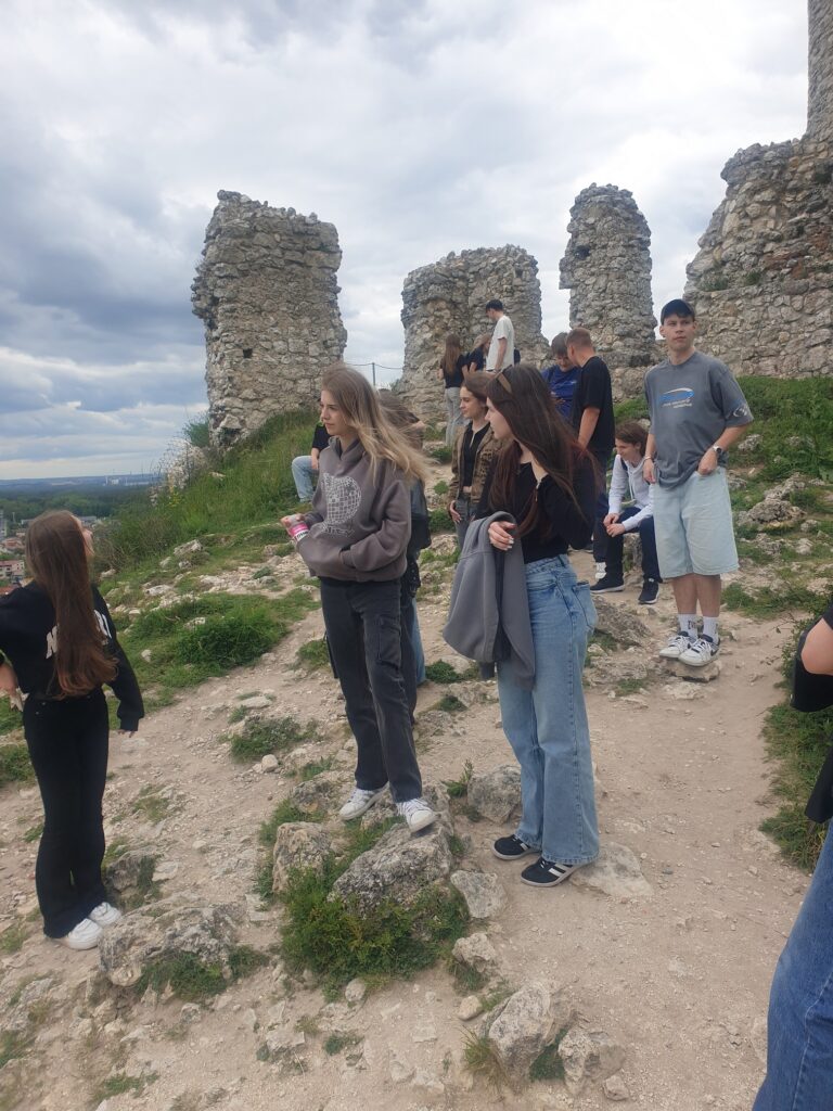 zdjęcie przedstawia grupę osób