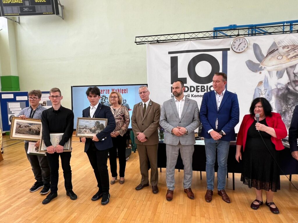 zdjęcie przedstawia grupę osób