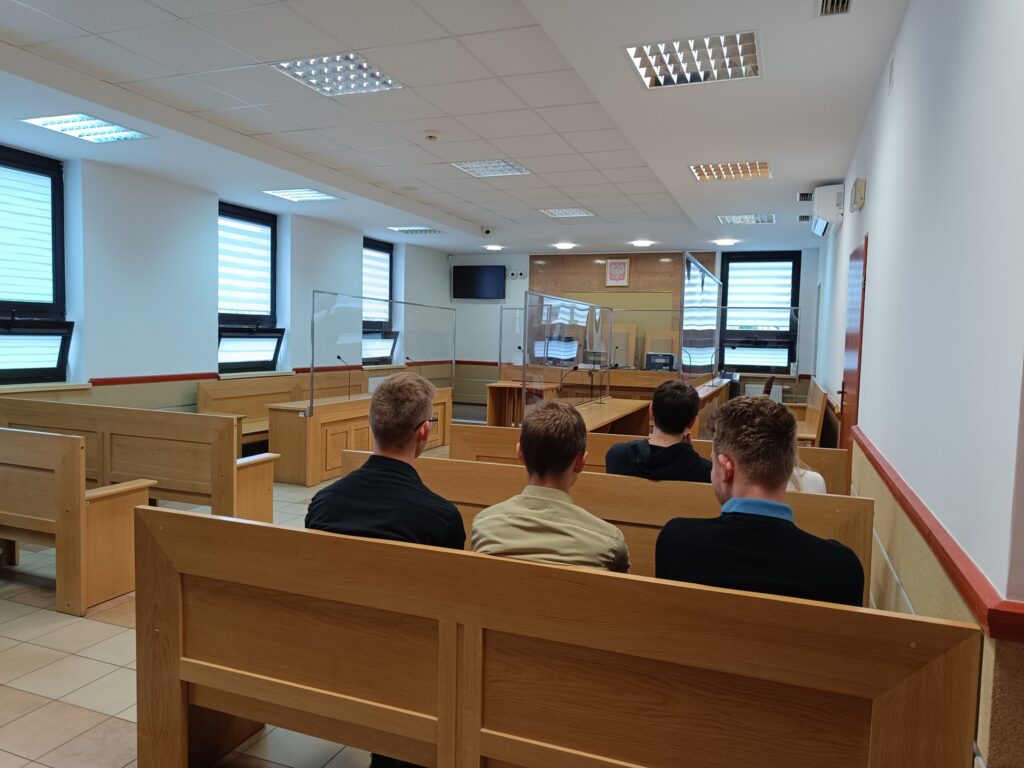 zdjęcie przedstawia grupę osób