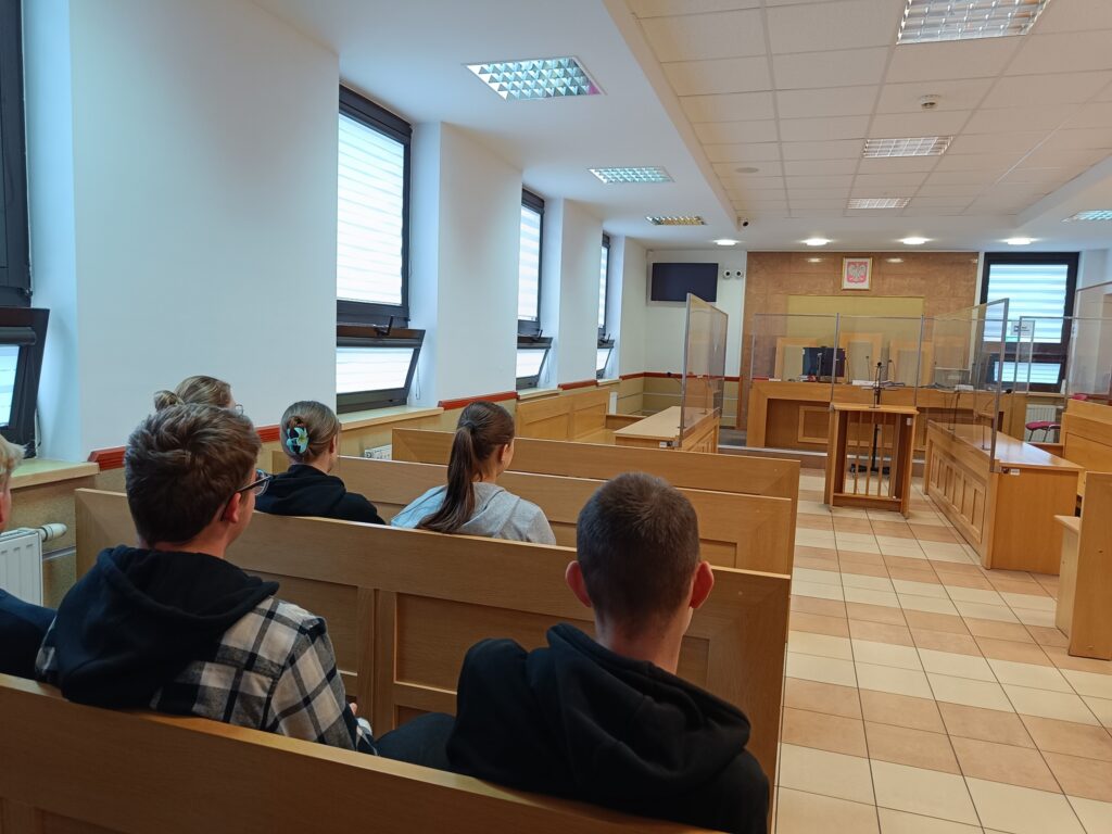 zdjęcie przedstawia grupę osób