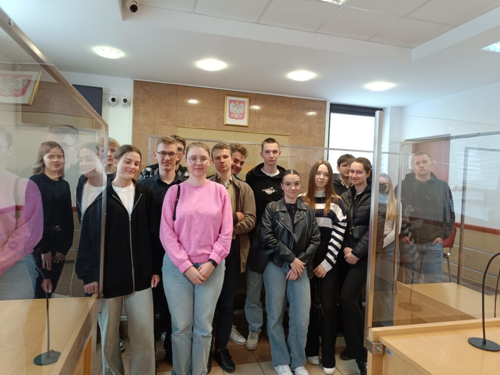 zdjęcie przedstawia grupę osób