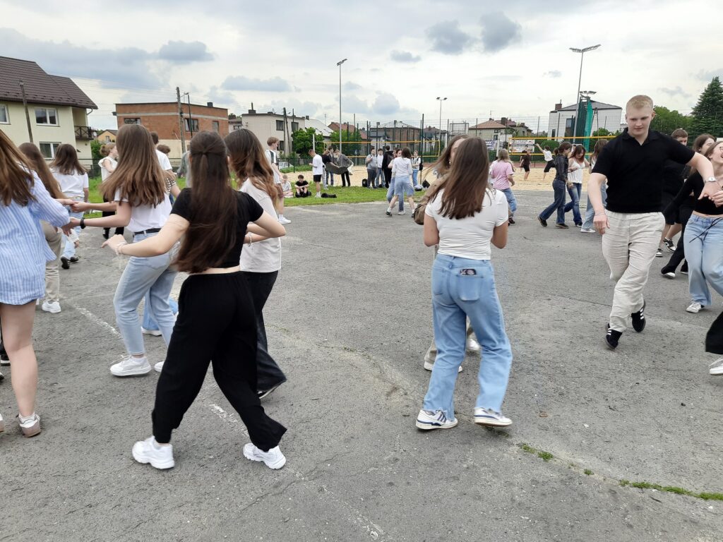 zdjęcie przedstawia grupę osób