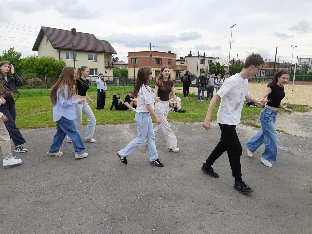zdjęcie przedstawia grupę osób