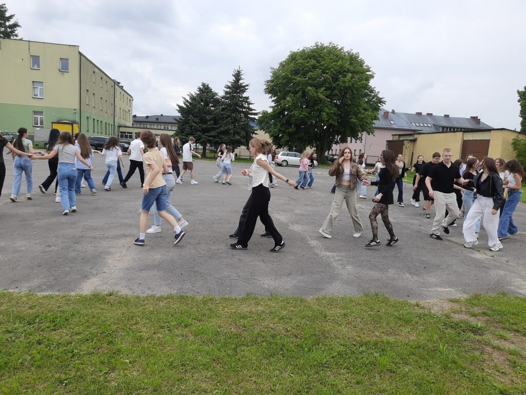 zdjęcie przedstawia grupę osób