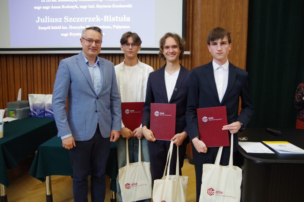 zdjęcie przedstawia grupę osób