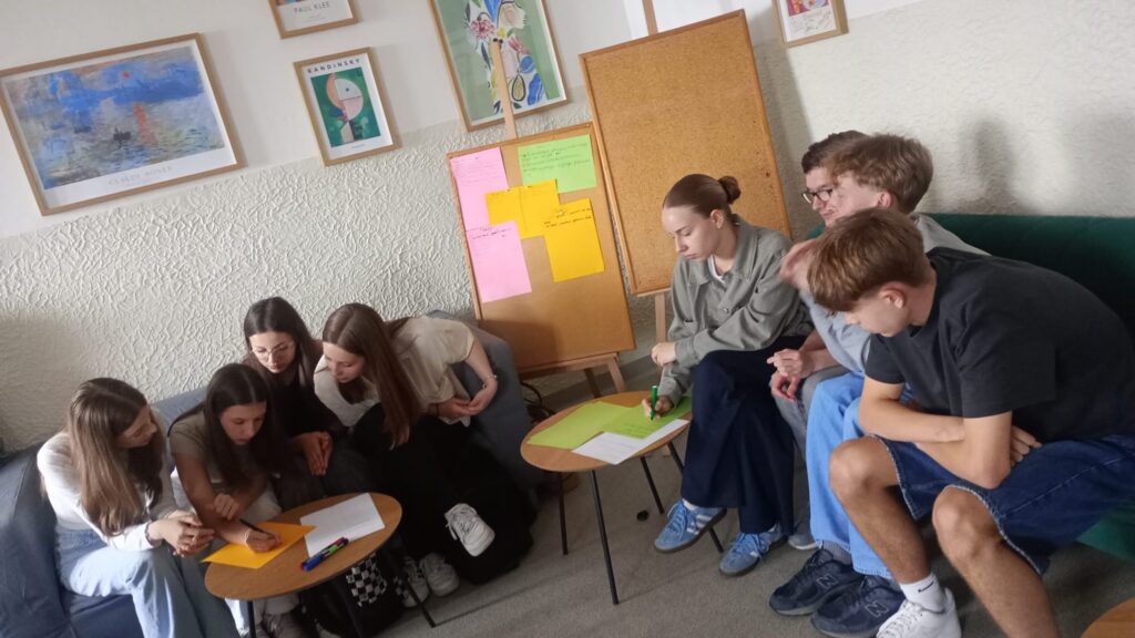 zdjęcie przedstawia grupę osób