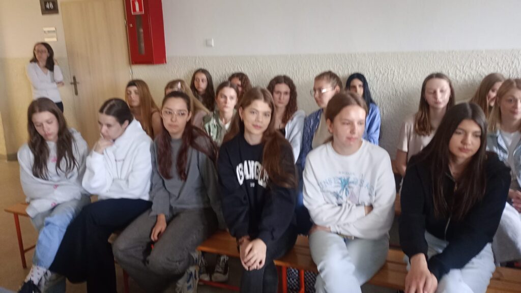 zdjęcie przedstawia grupę osób