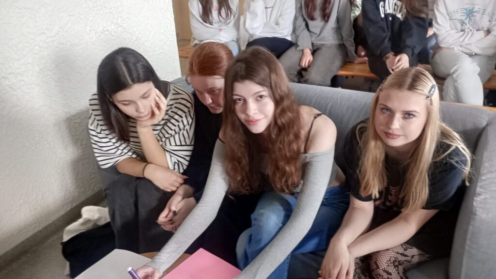 zdjęcie przedstawia grupę osób