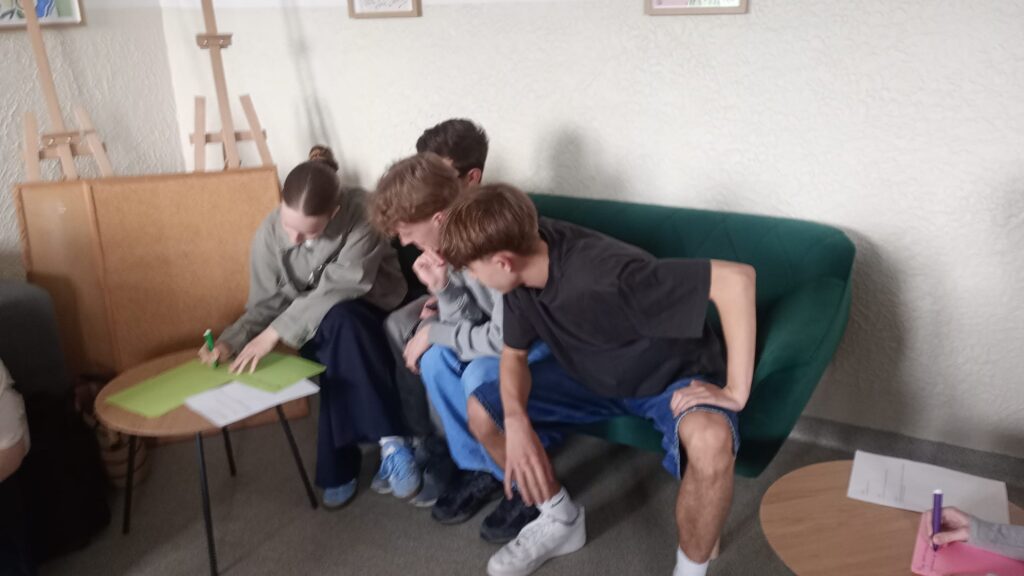 zdjęcie przedstawia grupę osób
