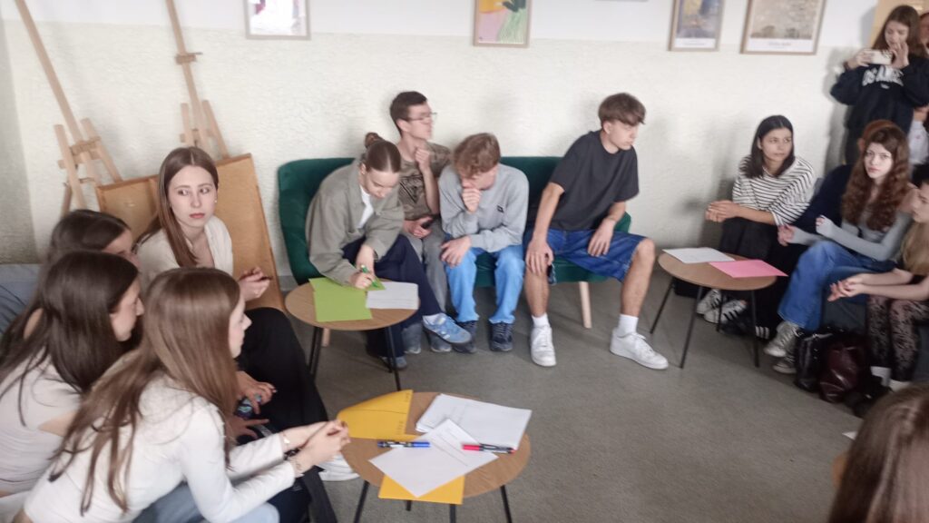 zdjęcie przedstawia grupę osób